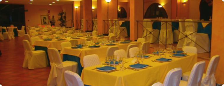 Sala ricevimenti con mise en place