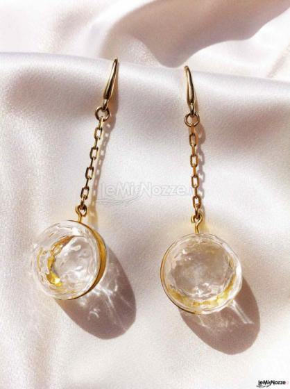 Orecchini con perla in vetro soffiato . Collezione Murano