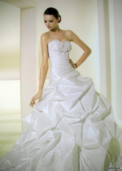 Abito da sposa dalla gonna stravagante ed originale