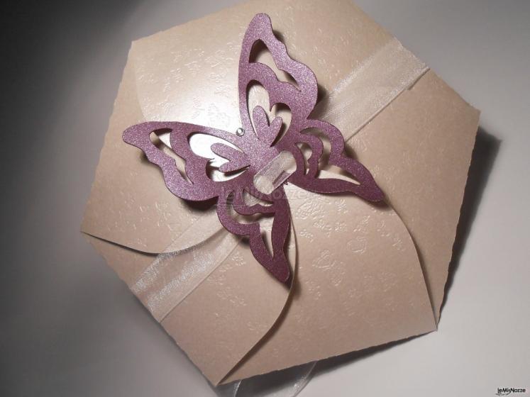 Partecipazione matrimonio chiusura a fiore con farfalla