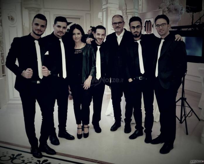 Metamorphosis Wedding Band - Abito nero e cravattino bianco
