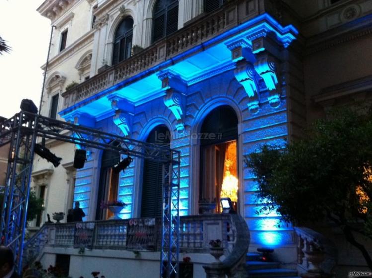 Illuminazione esterno in blu - Genio Sound Animazione a Roma