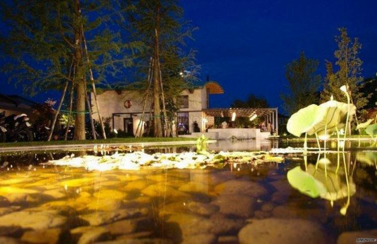 Ricevimento di matrimonio serale in giardino