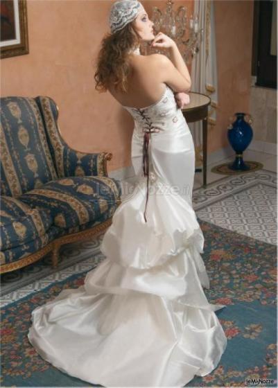 Vestito da sposa modello a sirena con dettagli sul rosso