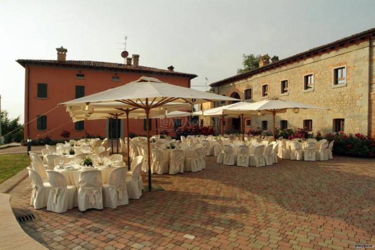 Elegante ricevimento di matrimonio nel piazzale esterno dell'edificio