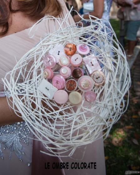 Bouquet di bottoni confezionato con raffia - Le Ombre Colorate
