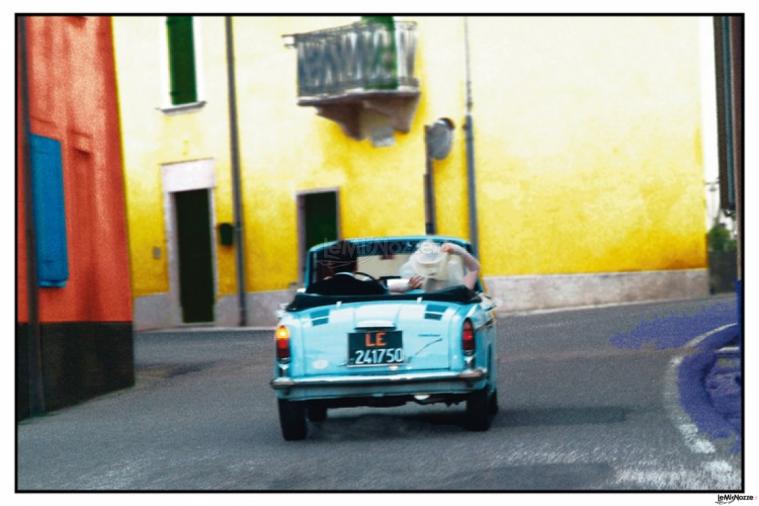 Foto della 500 turchese per gli sposi