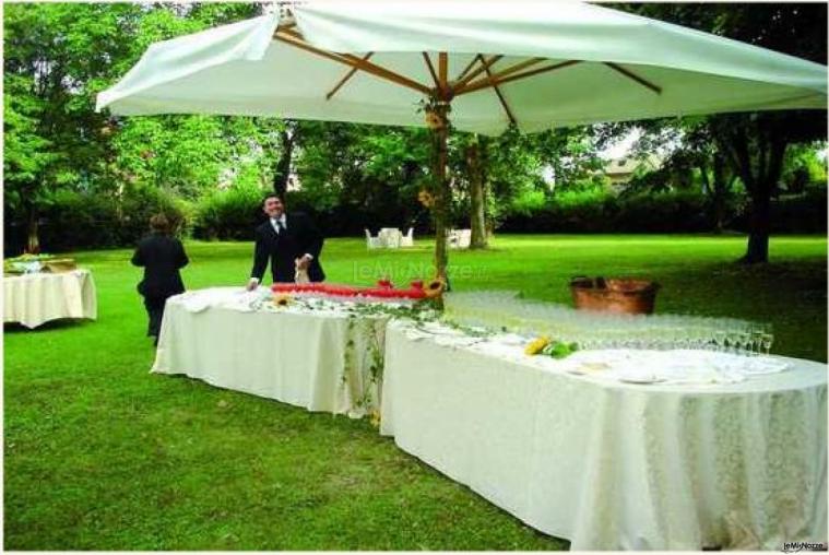 Buffet di matrimonio allestito in giardino