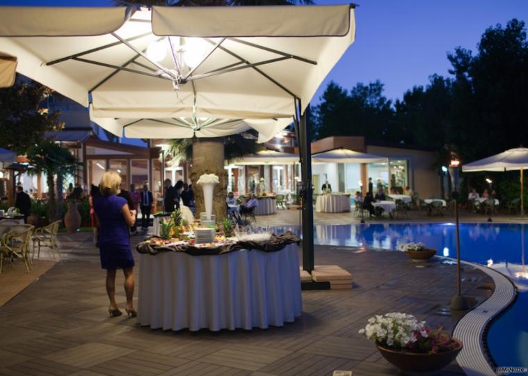 Buffet di nozze a bordo piscina