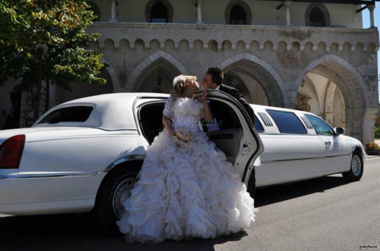Gli sposi in limousine