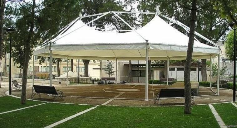Tensostruttura aperta per il buffet di matrimonio