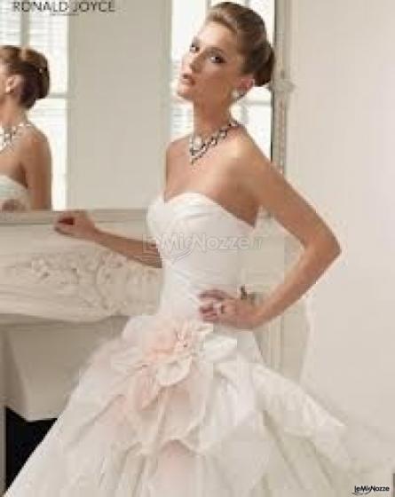 Daniela Cocco Haute Couture - Abito da sposa con grande fiocco a forma di fiore in vita