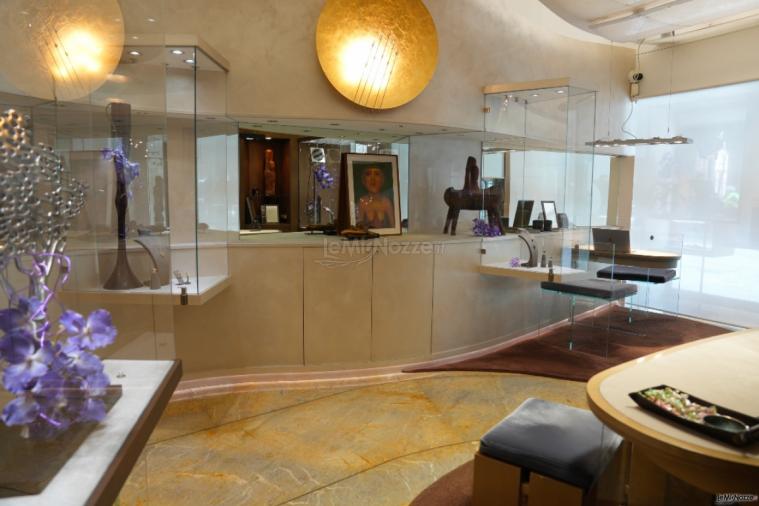 Gli interni della gioielleria Daverio1933 a Bergamo