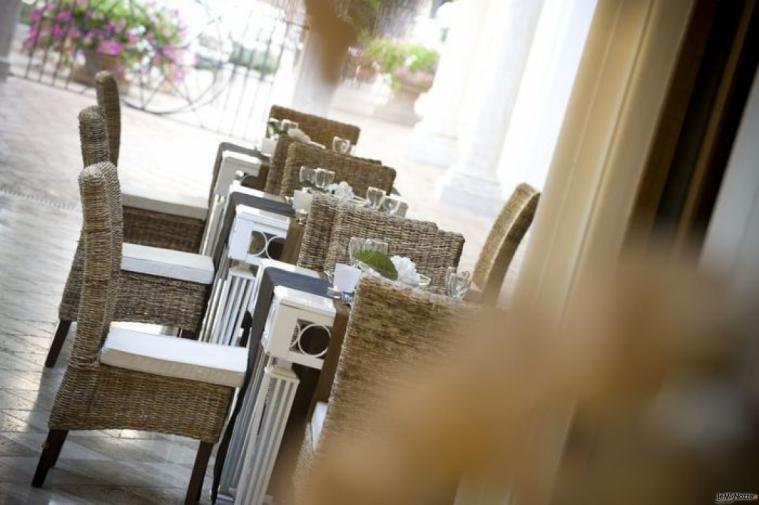 Tavoli allestiti per un matrimonio chic all'aperto