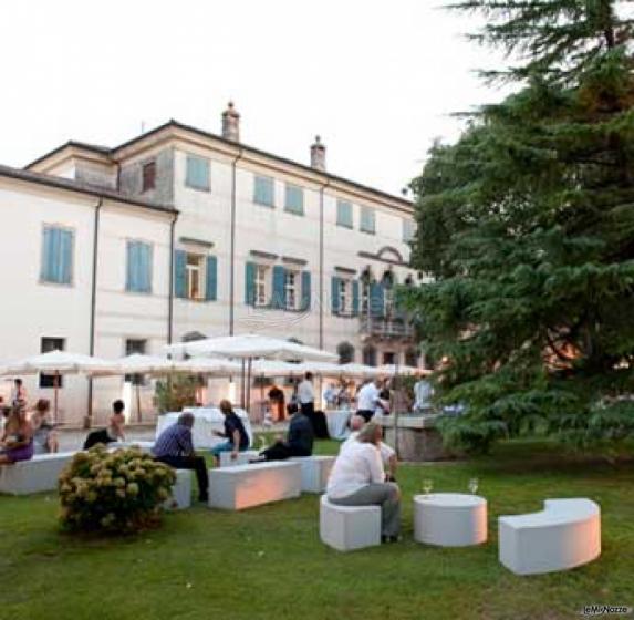 Ricevimento di matrimonio in giardino con divanetti bianchhi