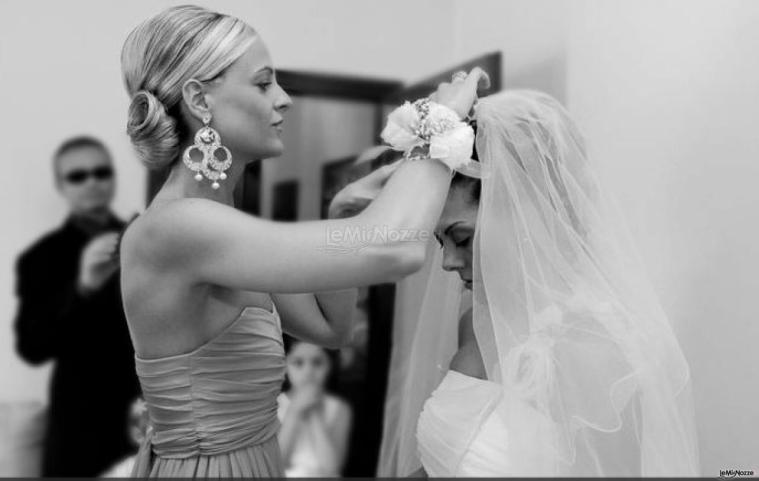 Preparativi per la sfilata di abiti da sposa dell'Accademia dei Sartori di Roma