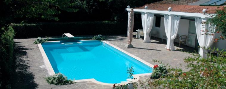 La piscina della villa per il matrimonio