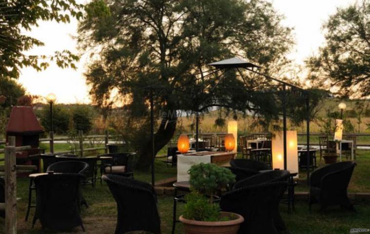 Matrimonio in giardino con lanterne illuminate - Agriturismo Hornos