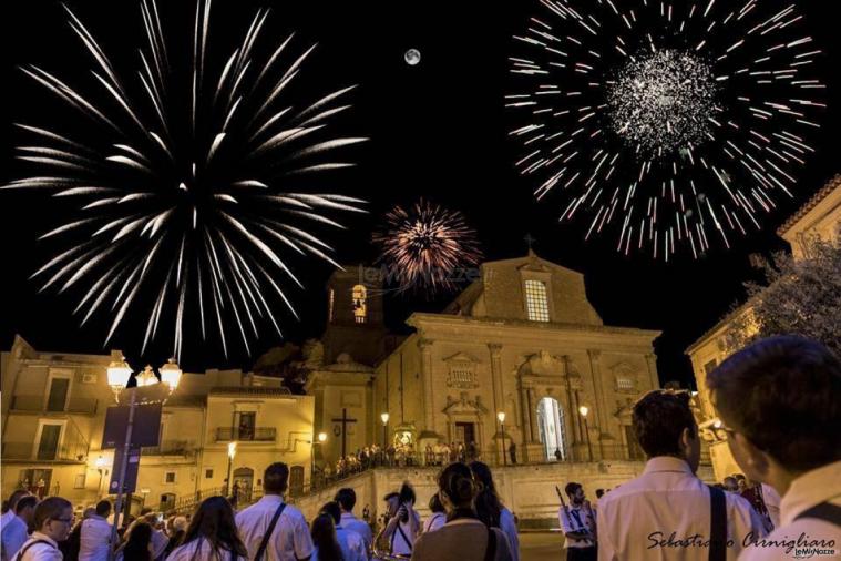 Pirotecnica di Branchina Pietro - Il piro musicale, un mix di suoni, luci e fuochi pirotecnici