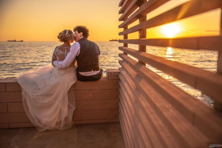 Giada Genzo photography - Sposi al tramonto sul mare a Trieste