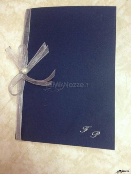 Silvia Trois - Partecipazioni in blu con incisioni iniziali in argento