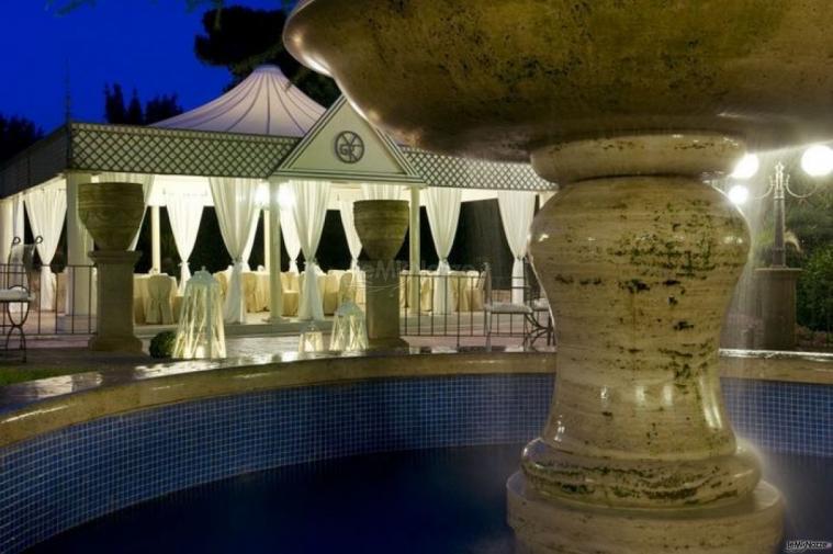 Ricevimento di nozze allestito a bordo piscina