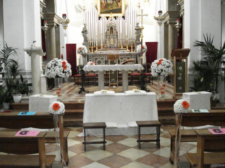 Fiori bianchi e arancioni per la cerimonia di nozze