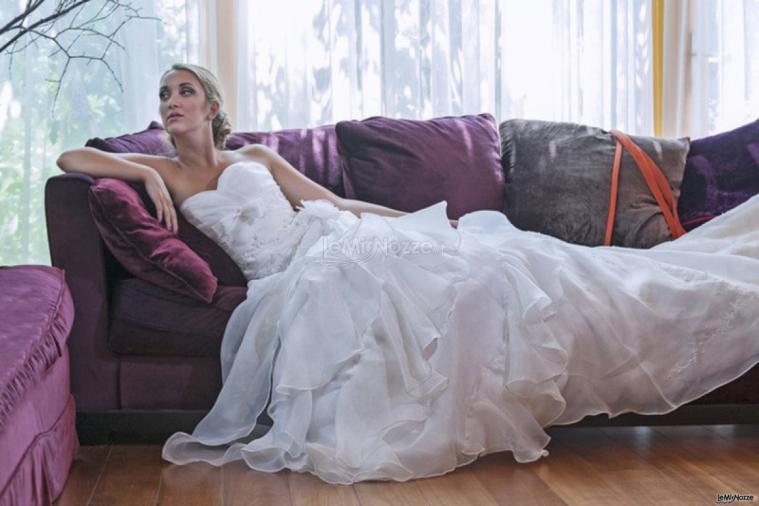 Abito da sposa con lungo velo ricamato