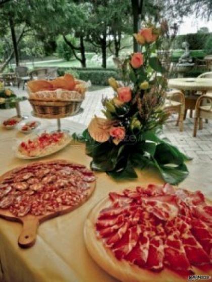 Prelibati salumi serviti come antipasto per il ricevimento di matrimonio