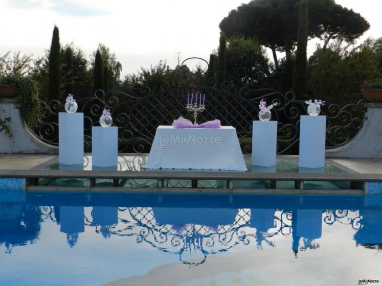 Allestimento del tavolo degli sposi