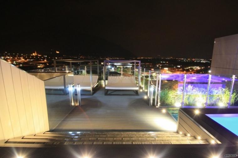 Terrazza con piscina e giardino verticale