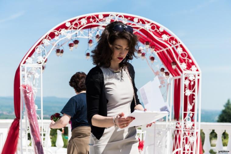 Wedding planner che controlla la scaletta degli arrivi dei fornitori - Kairos Events