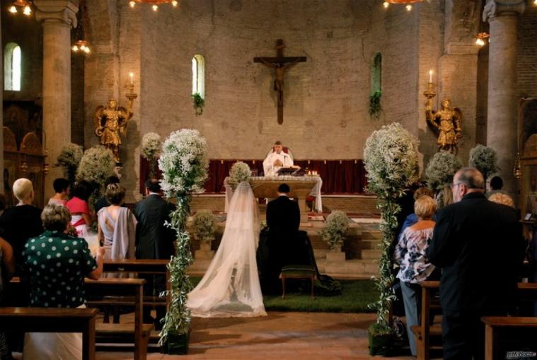 Allestimento con alberelli di nebbiolina per la cerimonia in chiesa