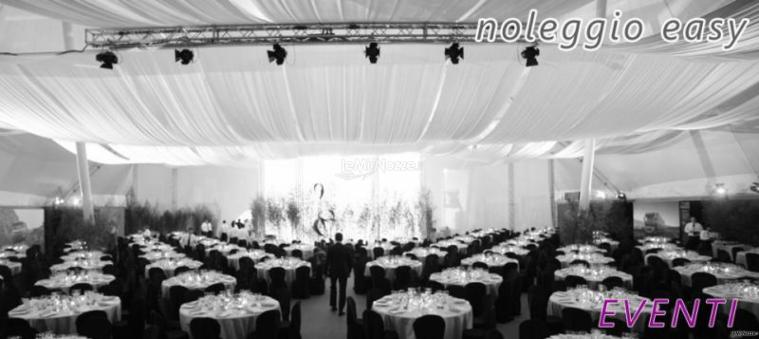 Ricevimento di matrimonio con tavoli rotondi