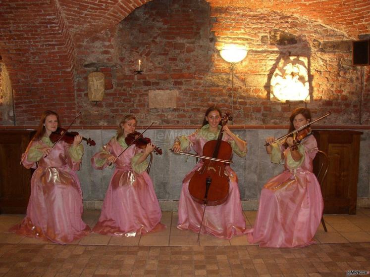 Esibizione in costume della band durante un matrimonio