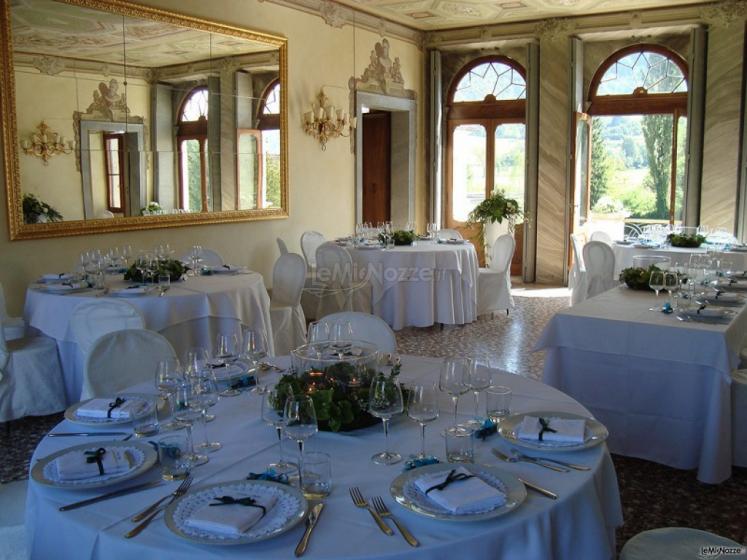Allestimento tavoli per le nozze