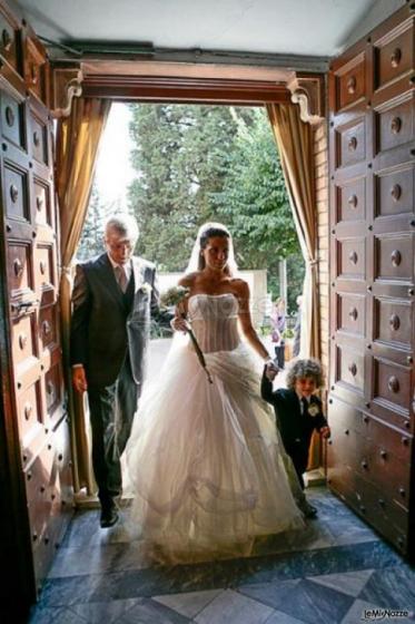 L'entrata della sposa nella chiesa catturata da Alessio Franchi