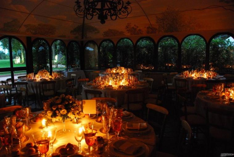 Tavoli con centrotavola di candele sotto il gazebo