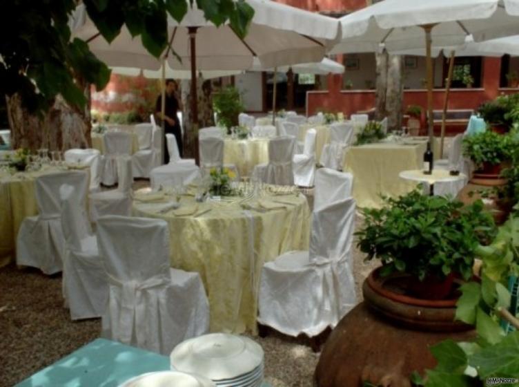 Tavoli allestiti per il ricevimento di nozze