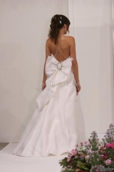 Abito da sposa scollato con fiocco
