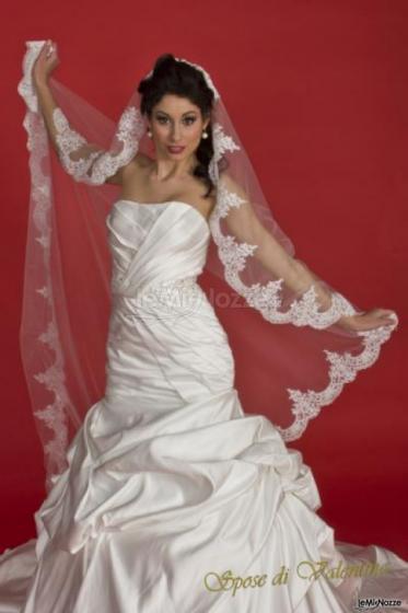 Abito da sposa senza spalline e velo ricamato
