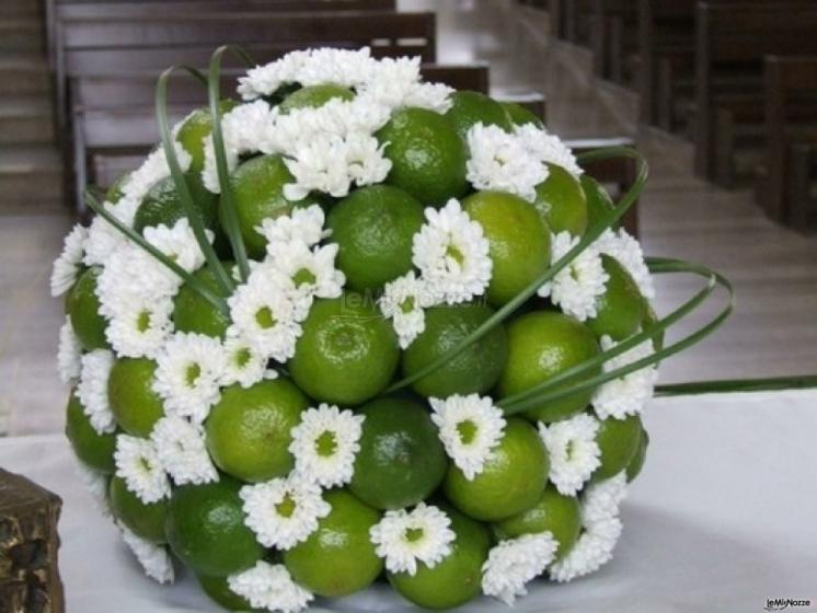Addobbo floreale per la chiesa composto da lime e margherite olandesi