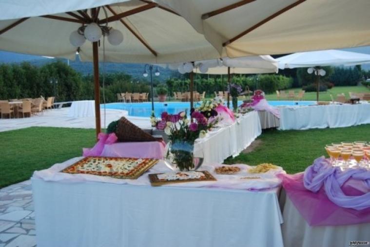Buffet di matrimonio sotto il gazebo