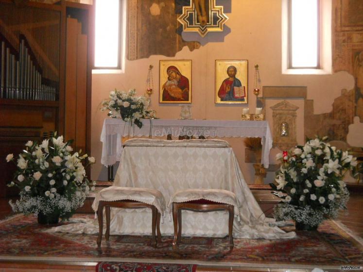 Asso di Fiori - Altare elegante con rose