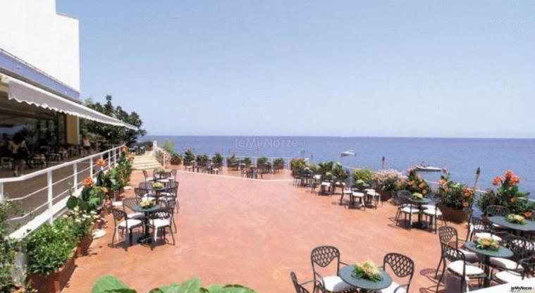 Tavoli all'aperto proprio sul mare