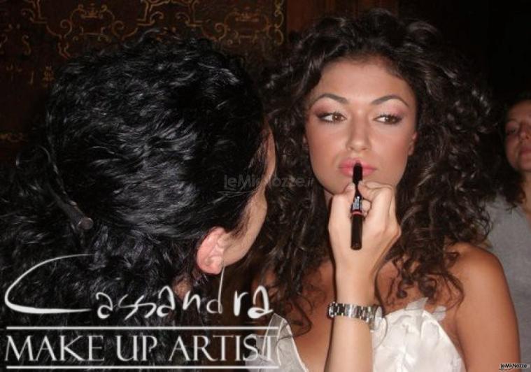 Cassandra Make Up al lavoro, mentre realizza un trucco sposa