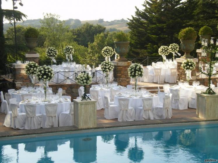 Ricevimento di matrimonio a bordo piscina