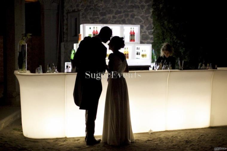 Open bar con tavolo luminoso per le nozze