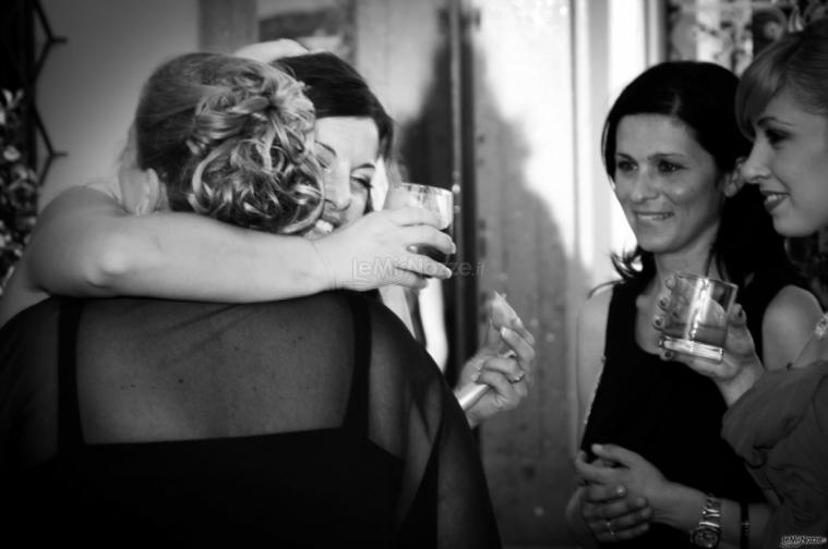 La sposa abbraccia la mamma durante il ricevimento