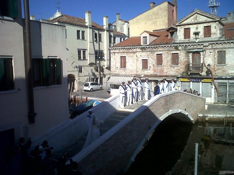 ponte di spade sul retro del palazzo per salutare la nuova coppia